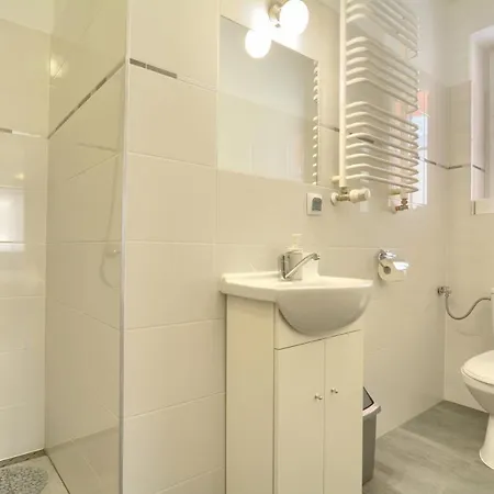 Ξενοδοχείο Rezydencja Karnat I I Ii *